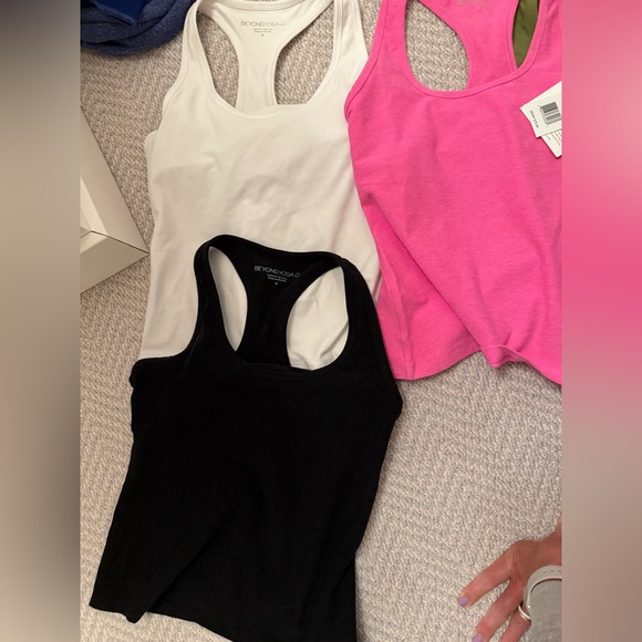 4 Women's beyond yoga Tank Set - Black, White, Pink, Green- medium EUC & NWT - Picture 4 of 6